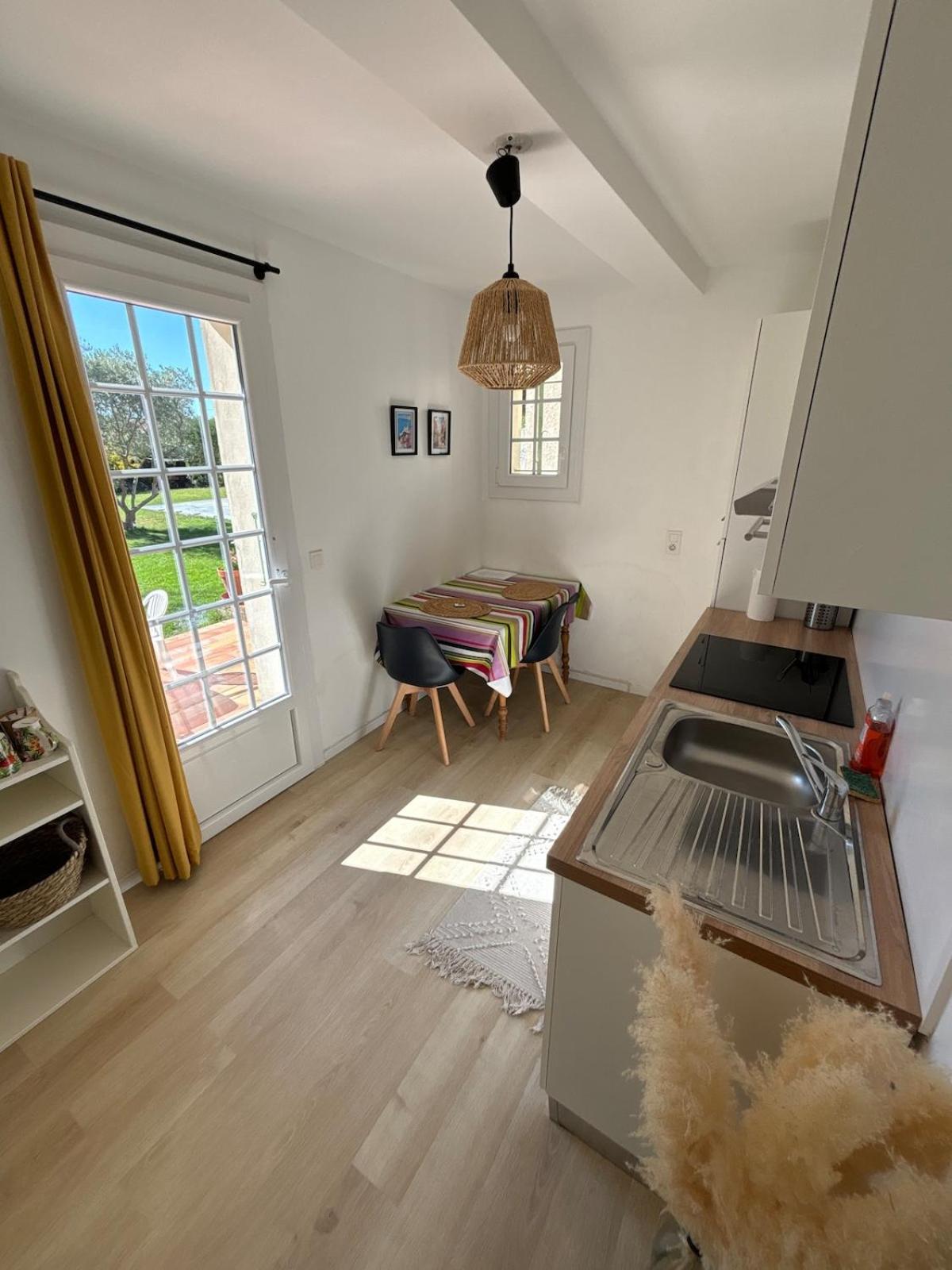 Studio En Provence Avec Piscine 라바르벤 외부 사진